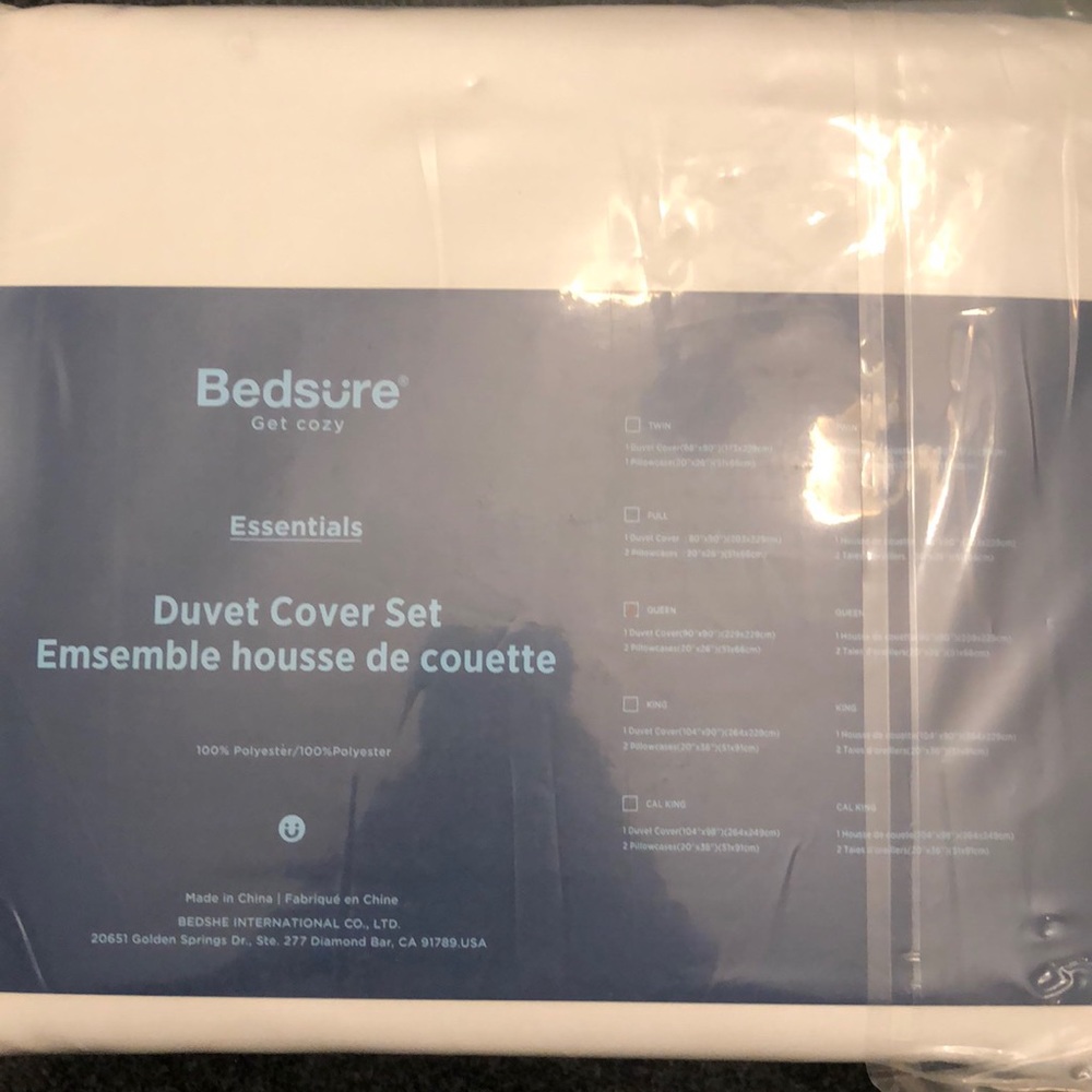 NWT Queen white duvet cover and 2 pillow cases
